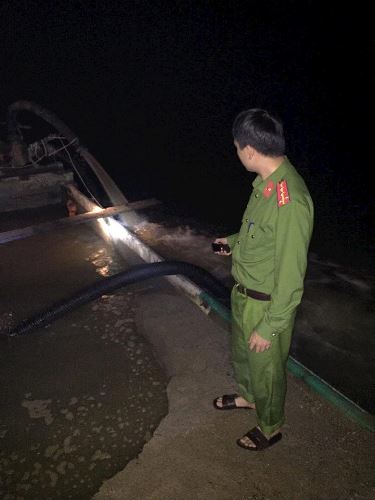 Hà Tĩnh: Công an vây bắt 'cát tặc' trong đêm